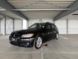 BMW 320i Touring M AUT VL PDC TEMP CARPlay  PANO BT - BMW mit Benzin-Antrieb: Kombi, Automatik