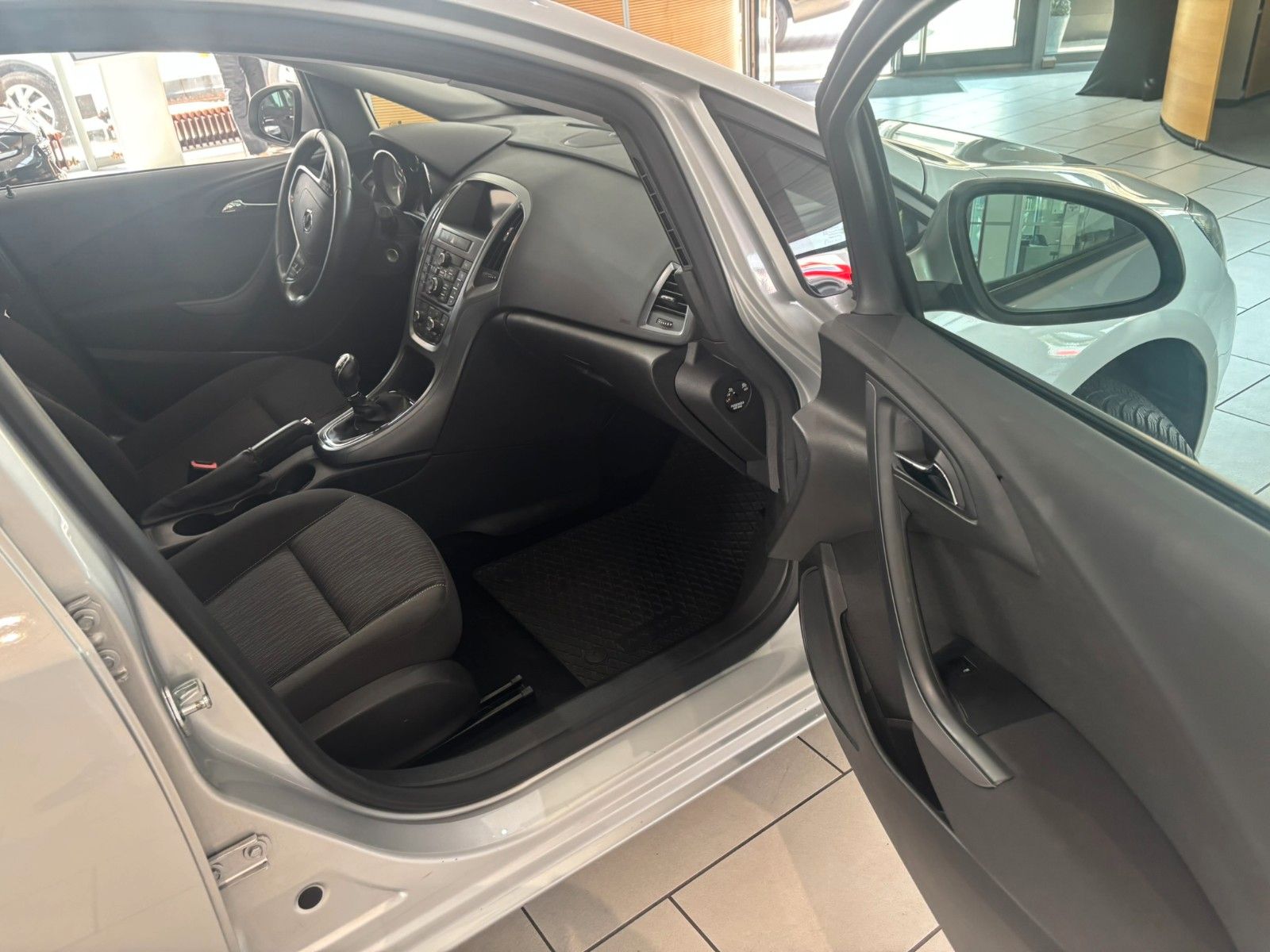 Fahrzeugabbildung Opel Astra J ST 1.4T Edition AHK/ALLWETTER/SHZ/NAVI