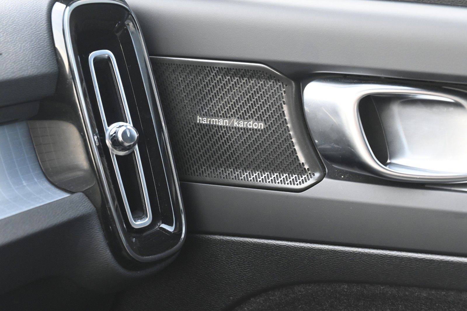 Fahrzeugabbildung Volvo XC40 B3 DKG Plus Black Edition*FSHZG*360*H&K*ACC