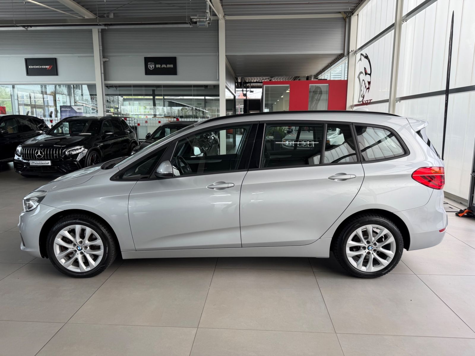 Fahrzeugabbildung BMW 2er Gran Tourer 220d Advantage Business LED