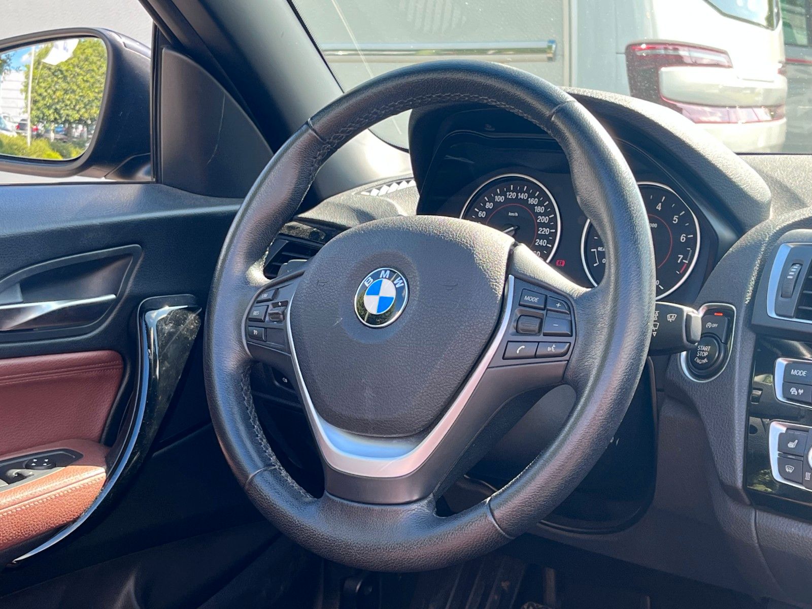 Fahrzeugabbildung BMW 220i Cabrio Sportline