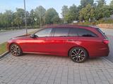 Mercedes-Benz E 220 d T Autom. - - Mercedes-Benz E 220: Rot