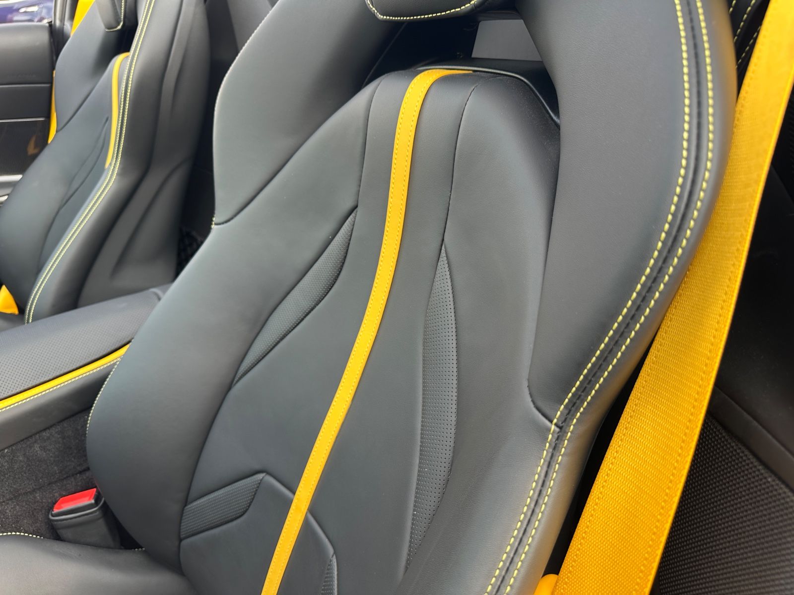 Fahrzeugabbildung Ferrari 812 GTS*Full Carbon*Lift*Painted Stripes*JBL