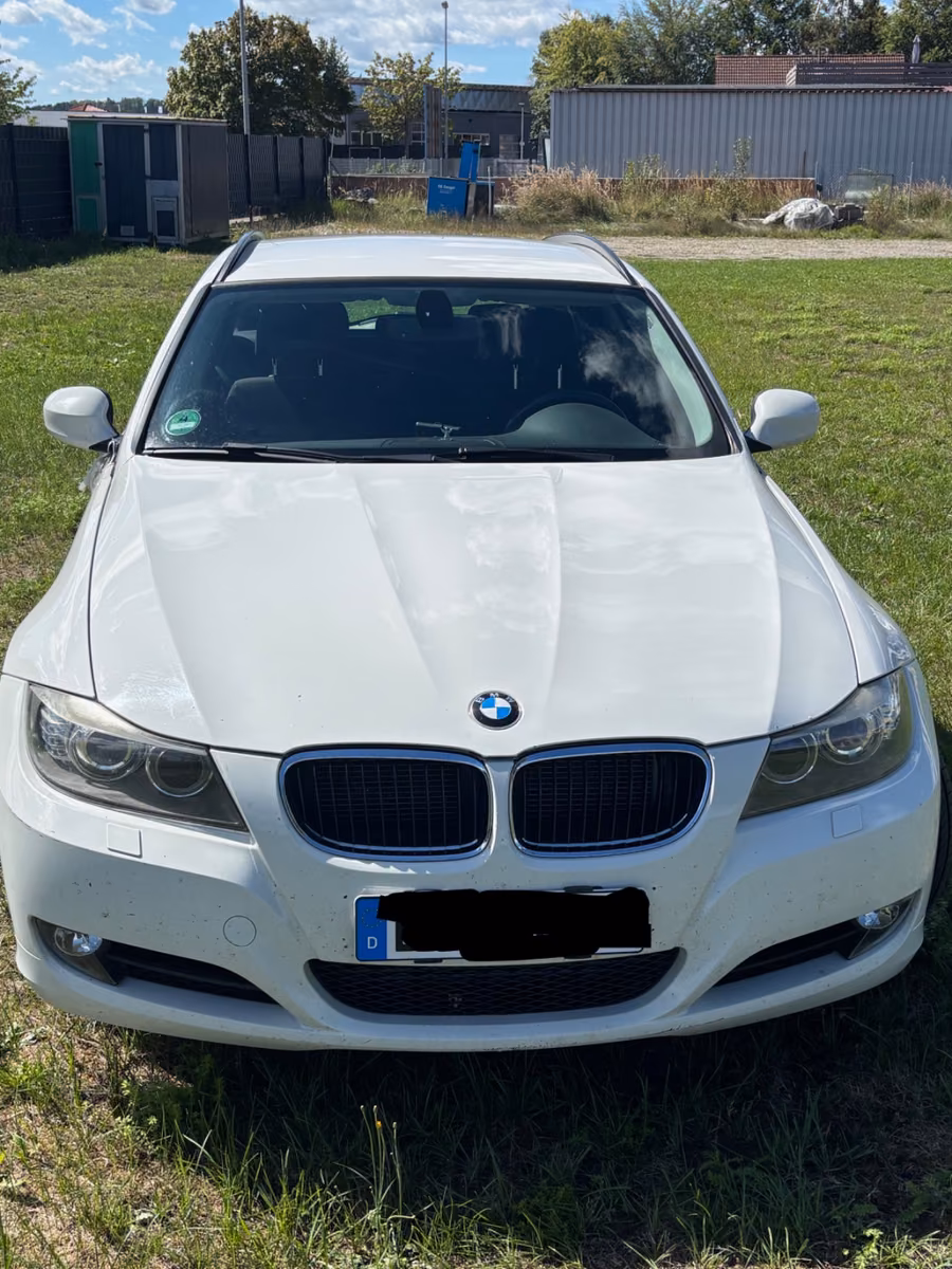 BMW 320 2011 — салон