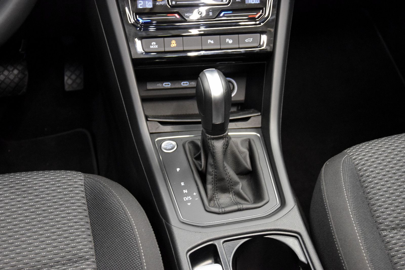 Fahrzeugabbildung Volkswagen Touran Comfortline DSG EasyOpen 7-Sitze ACC Pano