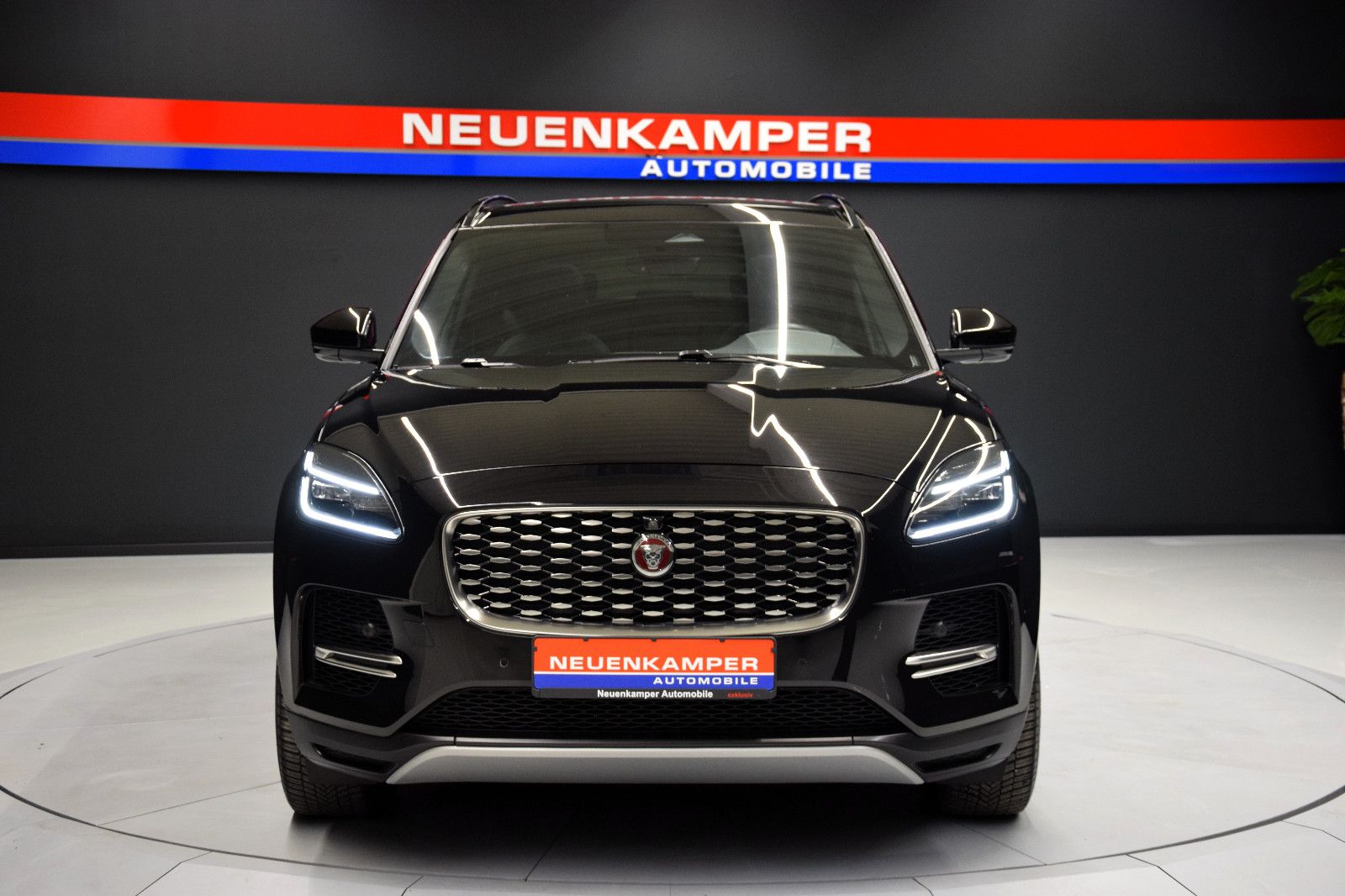 Fahrzeugabbildung Jaguar E-Pace E-PACE P200D SE AWD Pano Meridian 360°