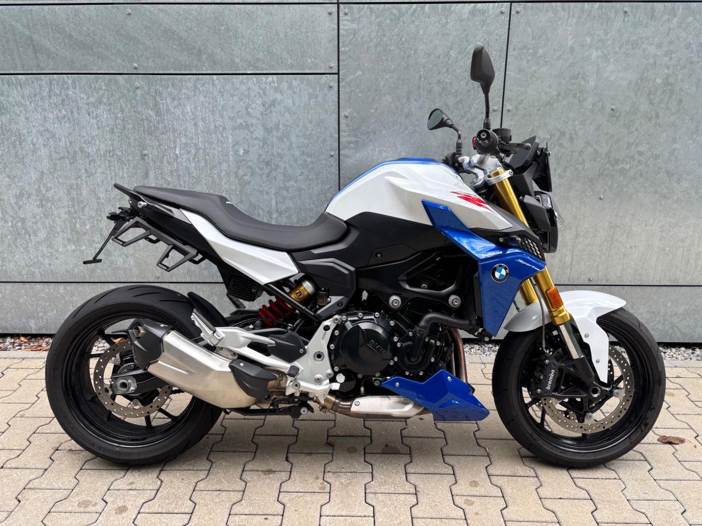 Fahrzeugabbildung BMW F 900 R Style Sport mit kurzem Kennzeichenhalter