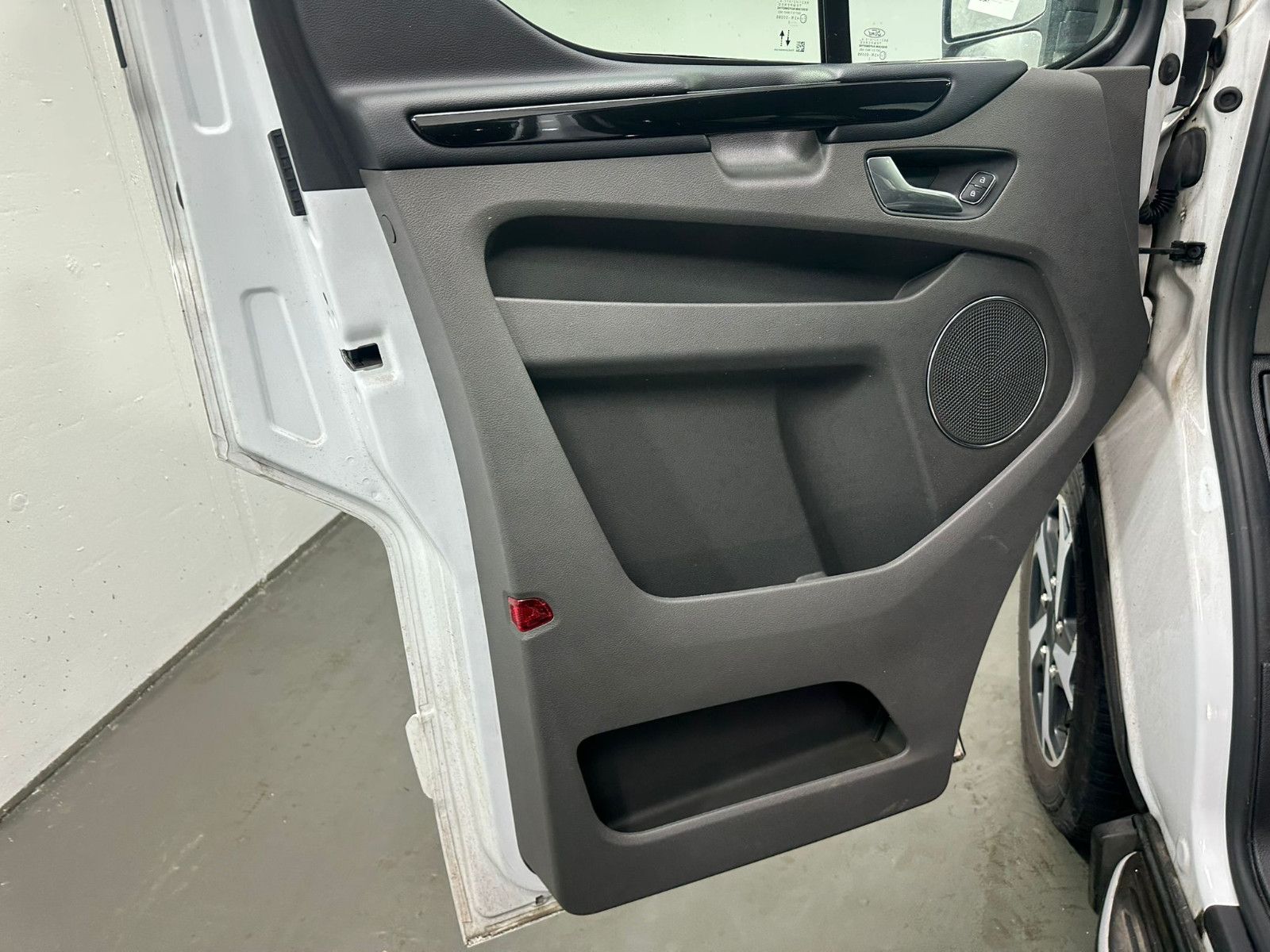 Fahrzeugabbildung Ford Tourneo Custom 320  L1H1 *AHK*ACTIVE*8-Sitzer*