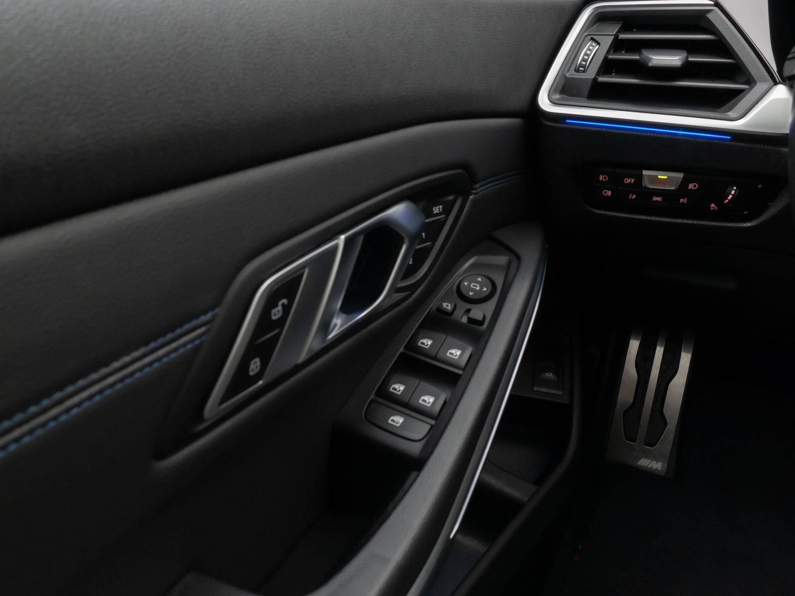 Fahrzeugabbildung BMW 320i M Sport Panorama Kamera HUD DAB HiFi Laser