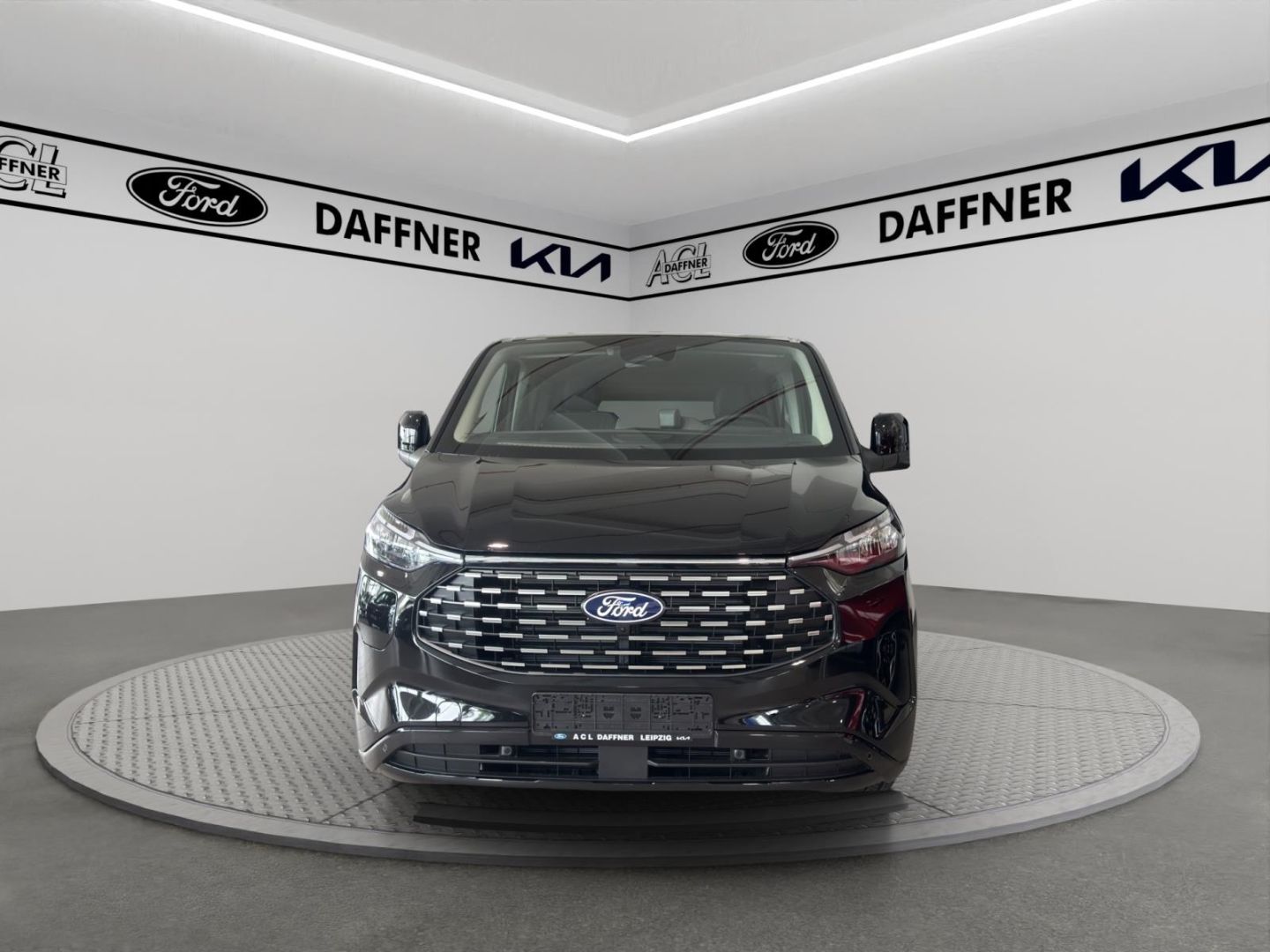 Fahrzeugabbildung Ford Tourneo Custom Bus Plug-in Hybrid 340 L1 Titaniu