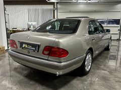 Fahrzeugabbildung Mercedes-Benz E 230 Elegance / Automatik Schiebedach Tempomat