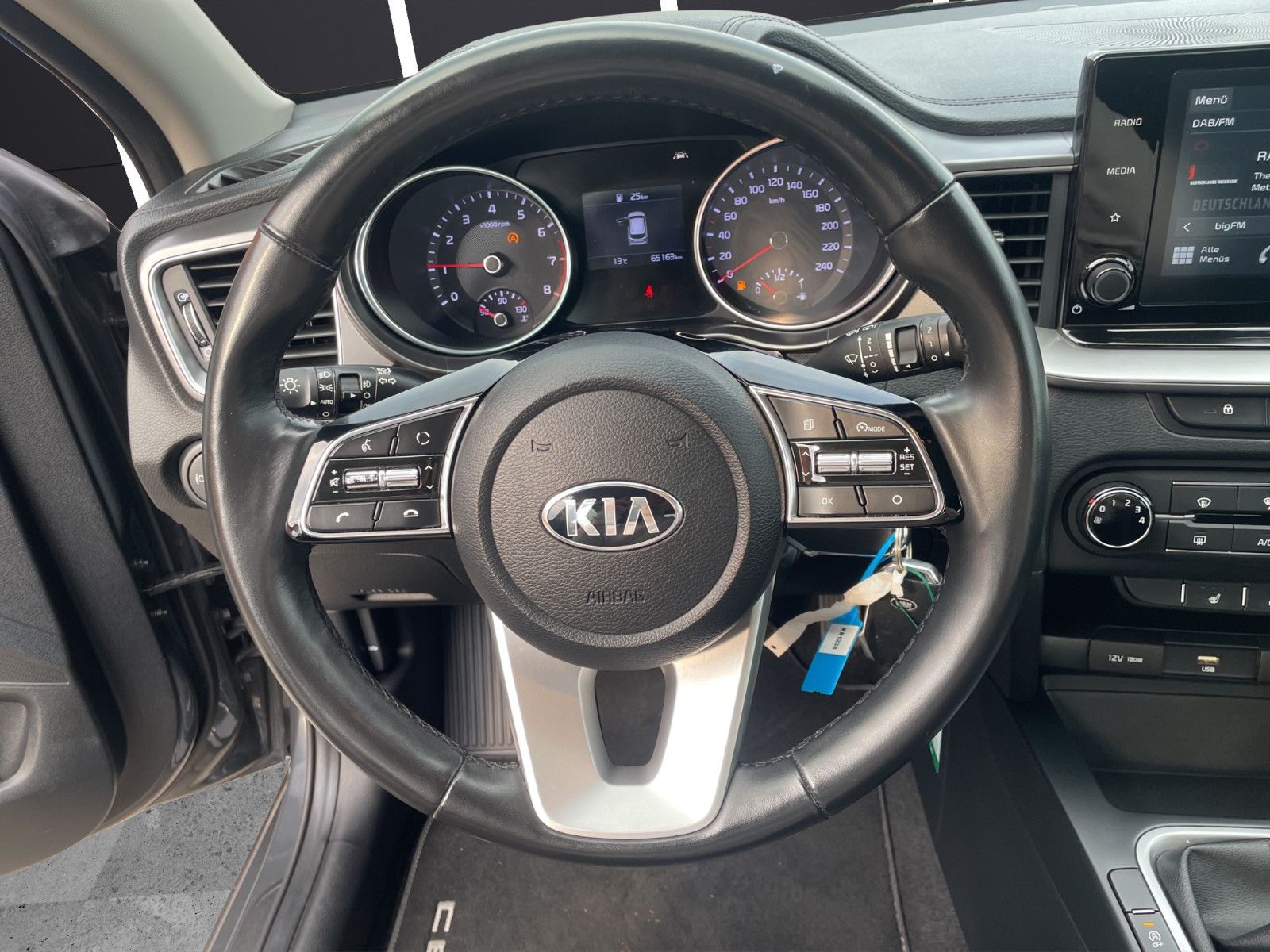 Fahrzeugabbildung Kia ceed*Apple CarPlay*Emotion Paket*Winter Paket