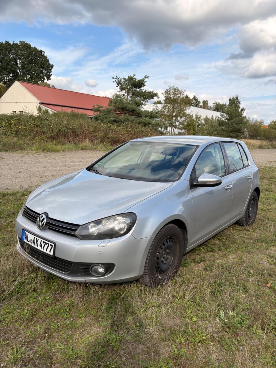 Volkswagen Golf 2011 — rear view