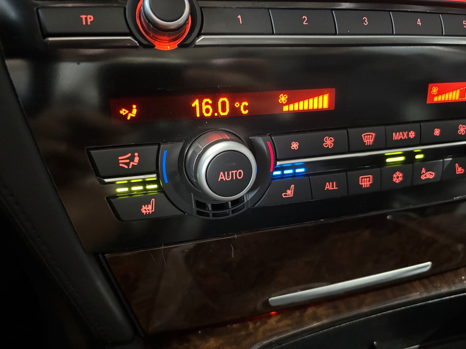 Fahrzeugabbildung BMW 760i L V12/MASSAGE/MEMORY/HUD/SCHIEBEDACH/KAMERA