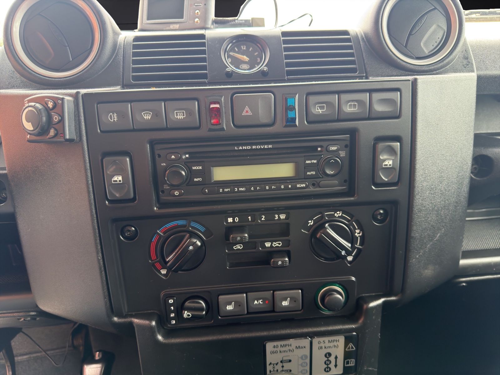 Fahrzeugabbildung Land Rover Defender 90 SE Station Wagon Seilwinde Klima