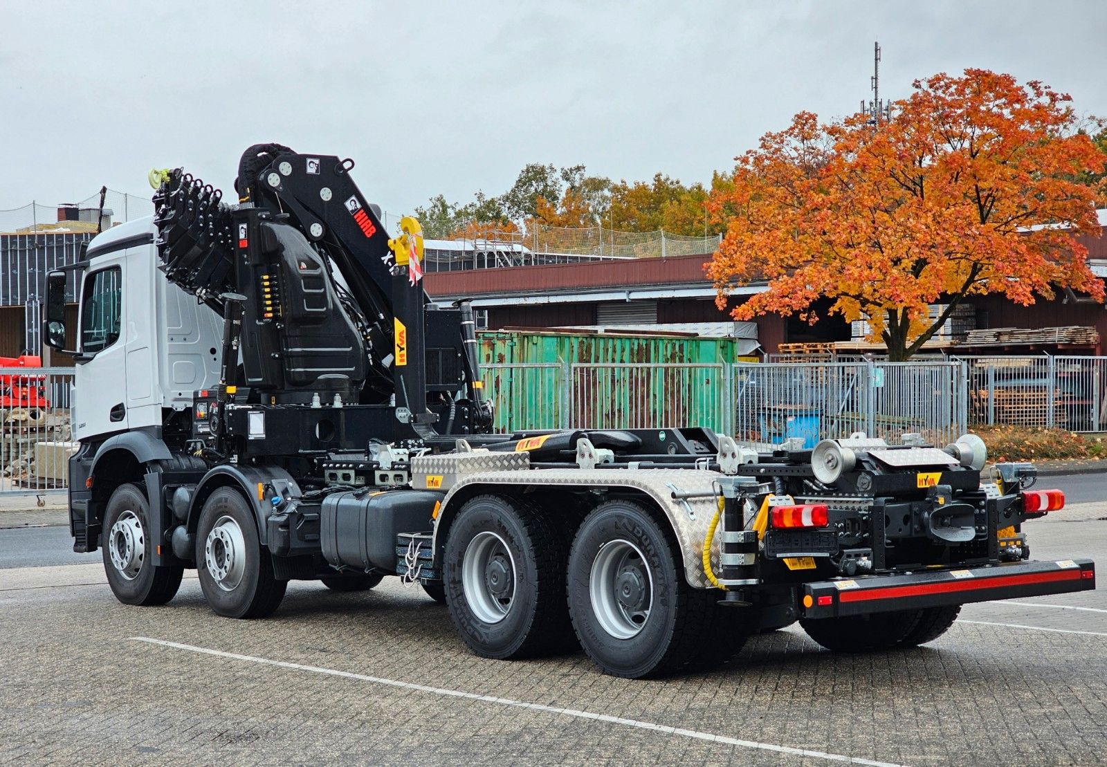 Fahrzeugabbildung Mercedes-Benz Arocs 3251 Abrollkipper HYVA + HIAB 358 E8 / 8x4