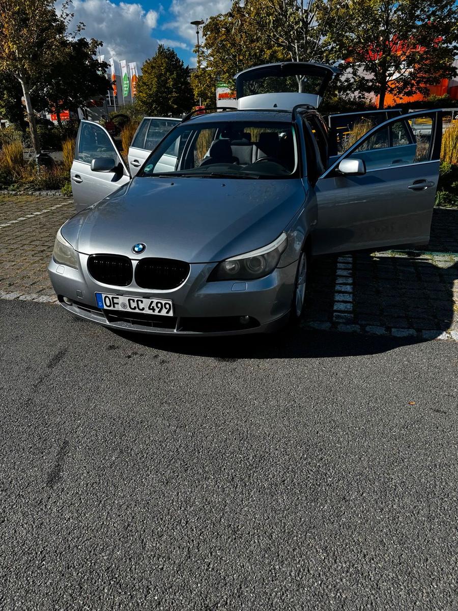 BMW 530 2004 — rear view