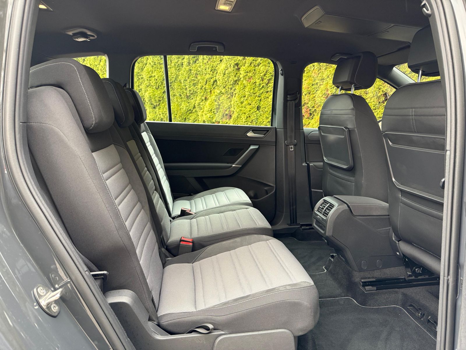 Fahrzeugabbildung Volkswagen Touran 2.0 TDI DSG R-Line LED+NAV+ACC+CARPLAY+