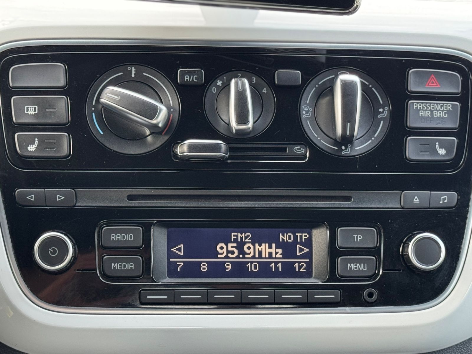 up! *Sitzheizung*Radio*Klima*Navi*1-Hand*44KW*