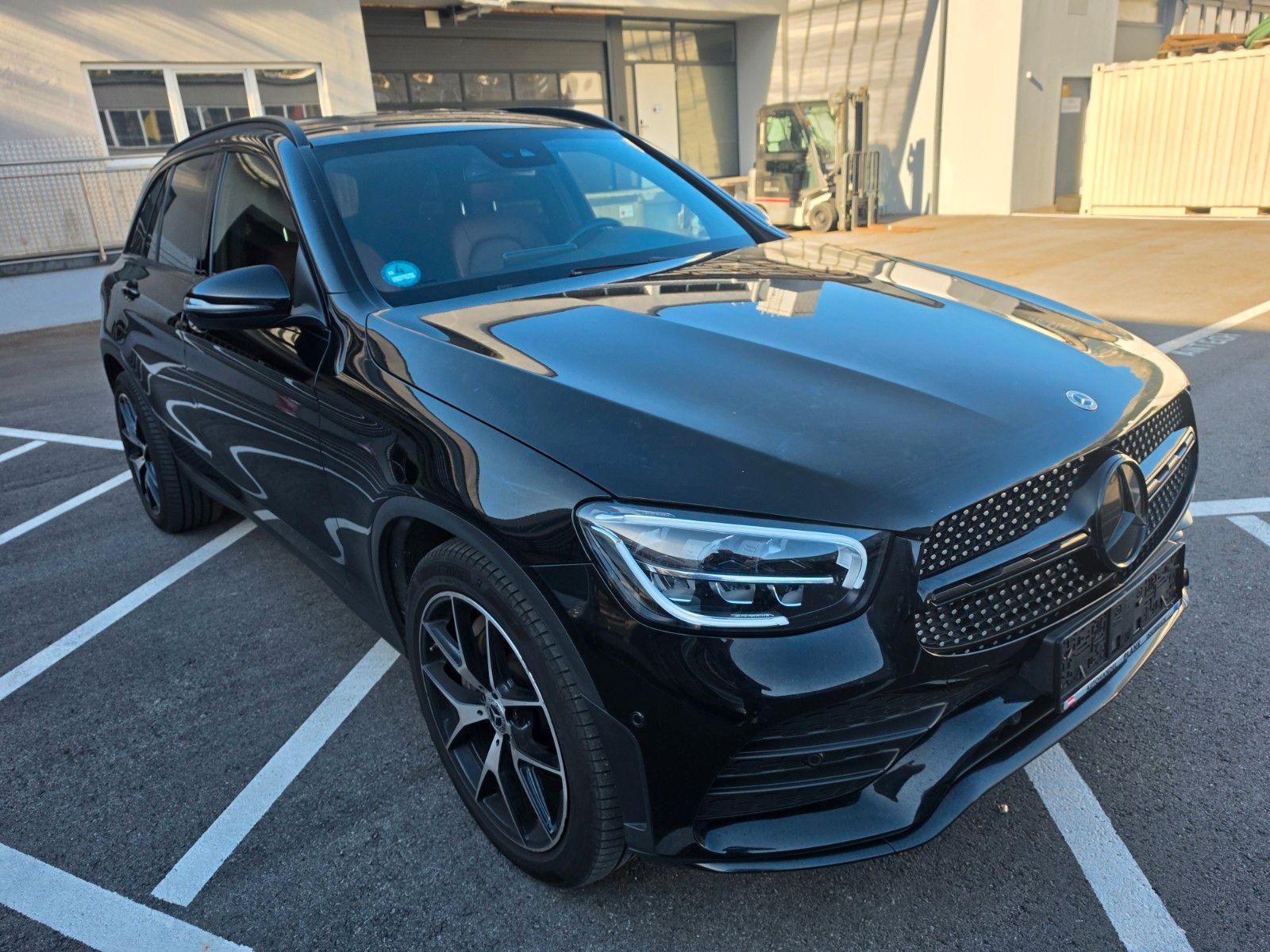 Mercedes-Benz GLC 220 d 4Matic AMG innen und außen imagem 2