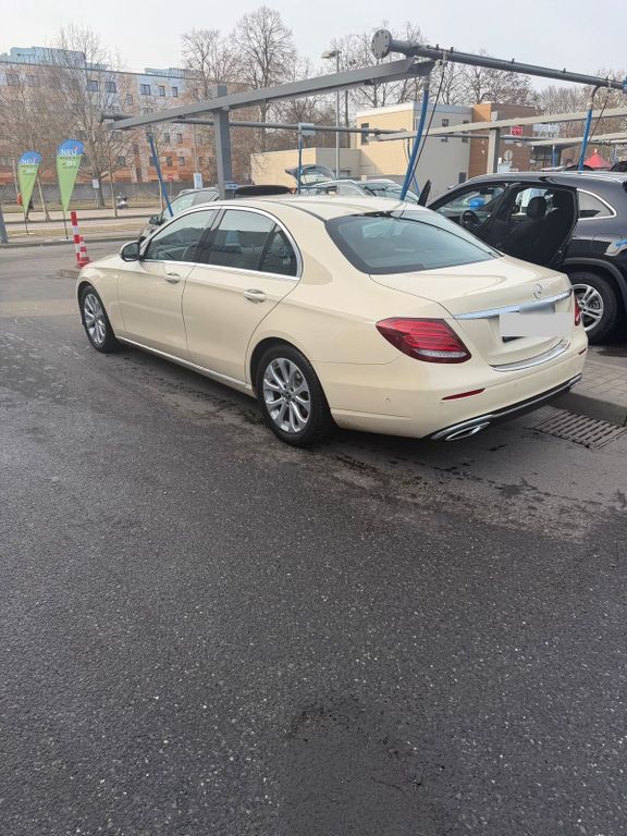 Image of Mercedes-Benz E 200