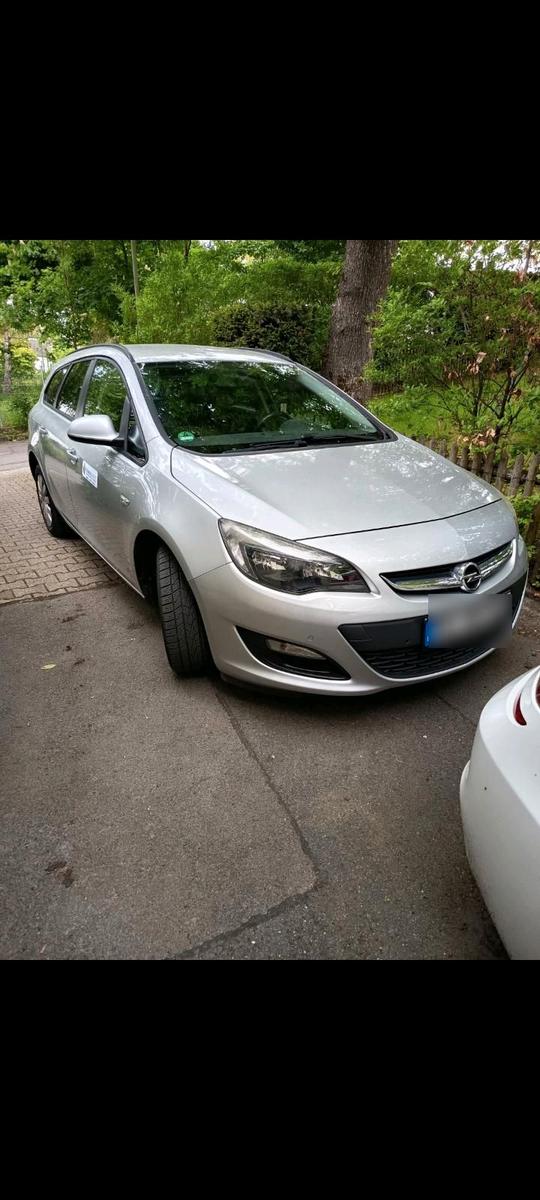 Opel Astra 2012 — rear view