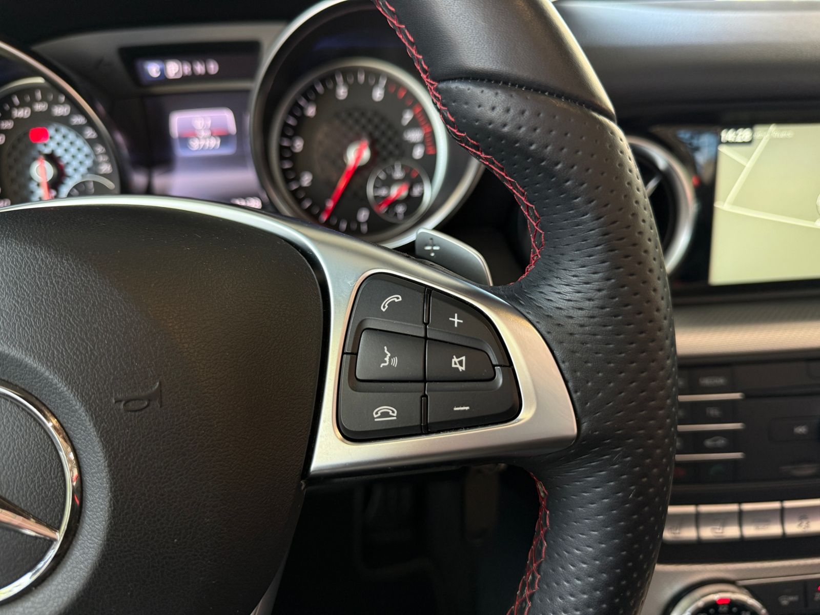 Fahrzeugabbildung Mercedes-Benz SLC 300 AMG MEMORY RFK LED