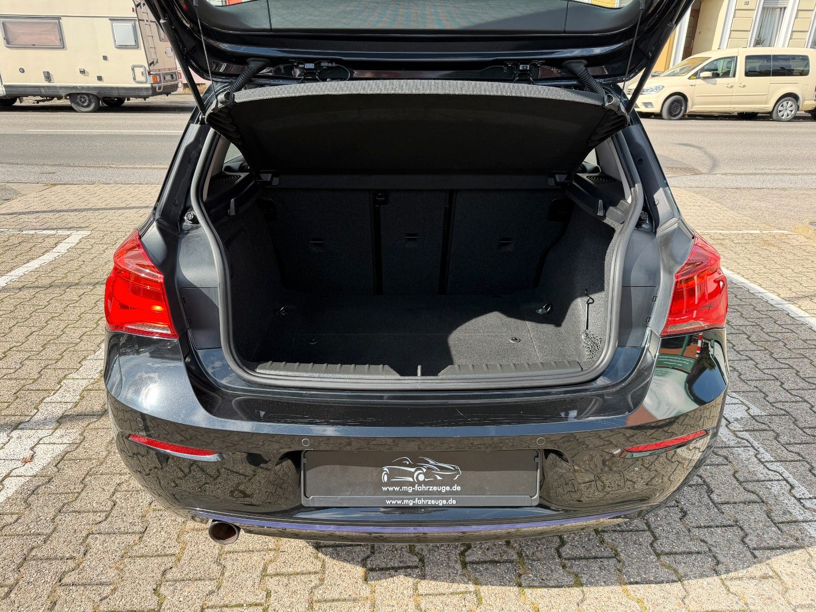 Fahrzeugabbildung BMW 118 d Sport Line AUTOMATIK NAVI BMW SCHECKHEFT