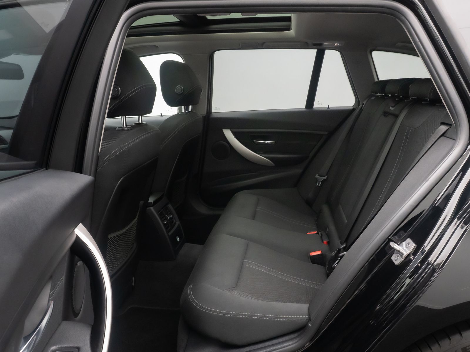 Fahrzeugabbildung BMW 320d GeschwindigReg PDC Panorama LED Sportsitz