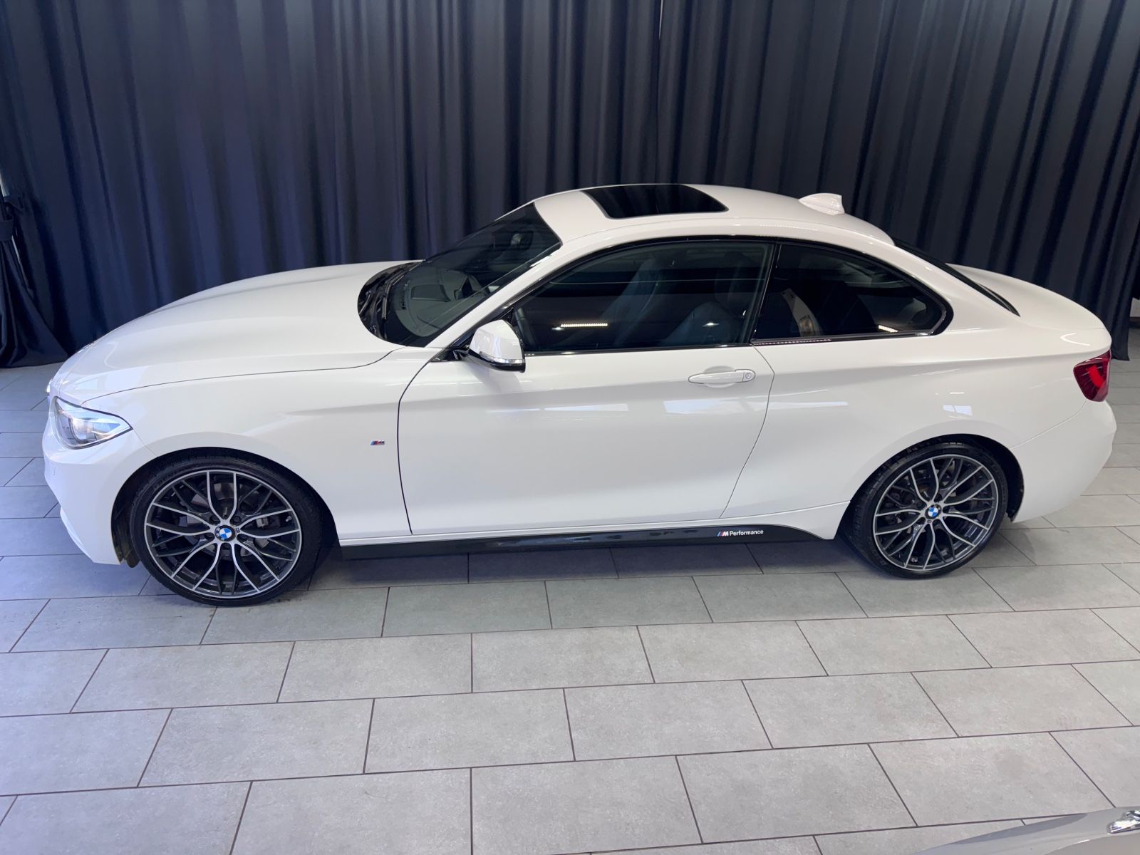 Fahrzeugabbildung BMW 220 d Coupe M Sport|19 ZOLL M-PERFORMANCE|LEDER|