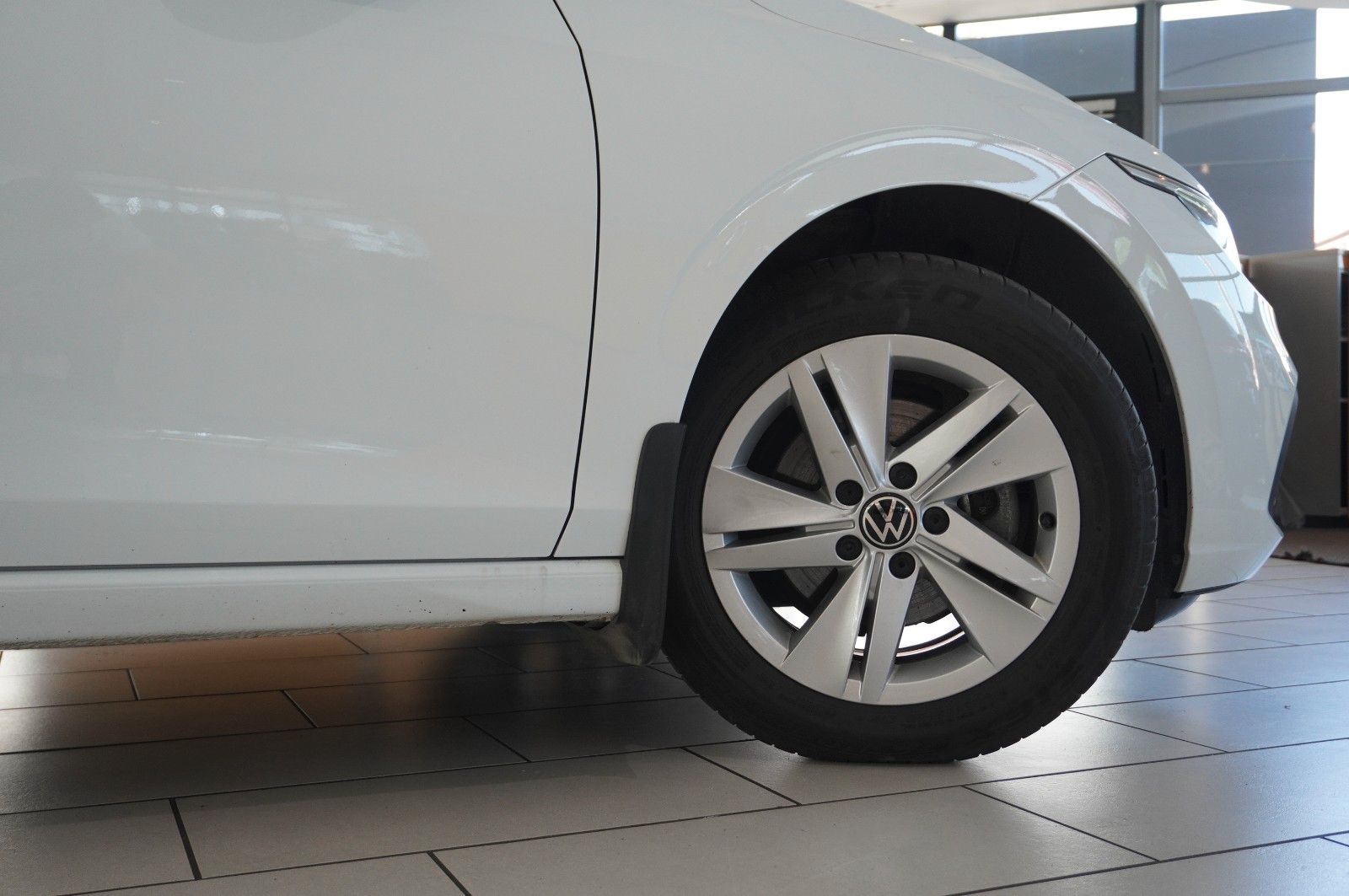 Fahrzeugabbildung Volkswagen Golf VIII Variant 1.5 TSI LIFE NAVI/LED/SHZ/VIRT