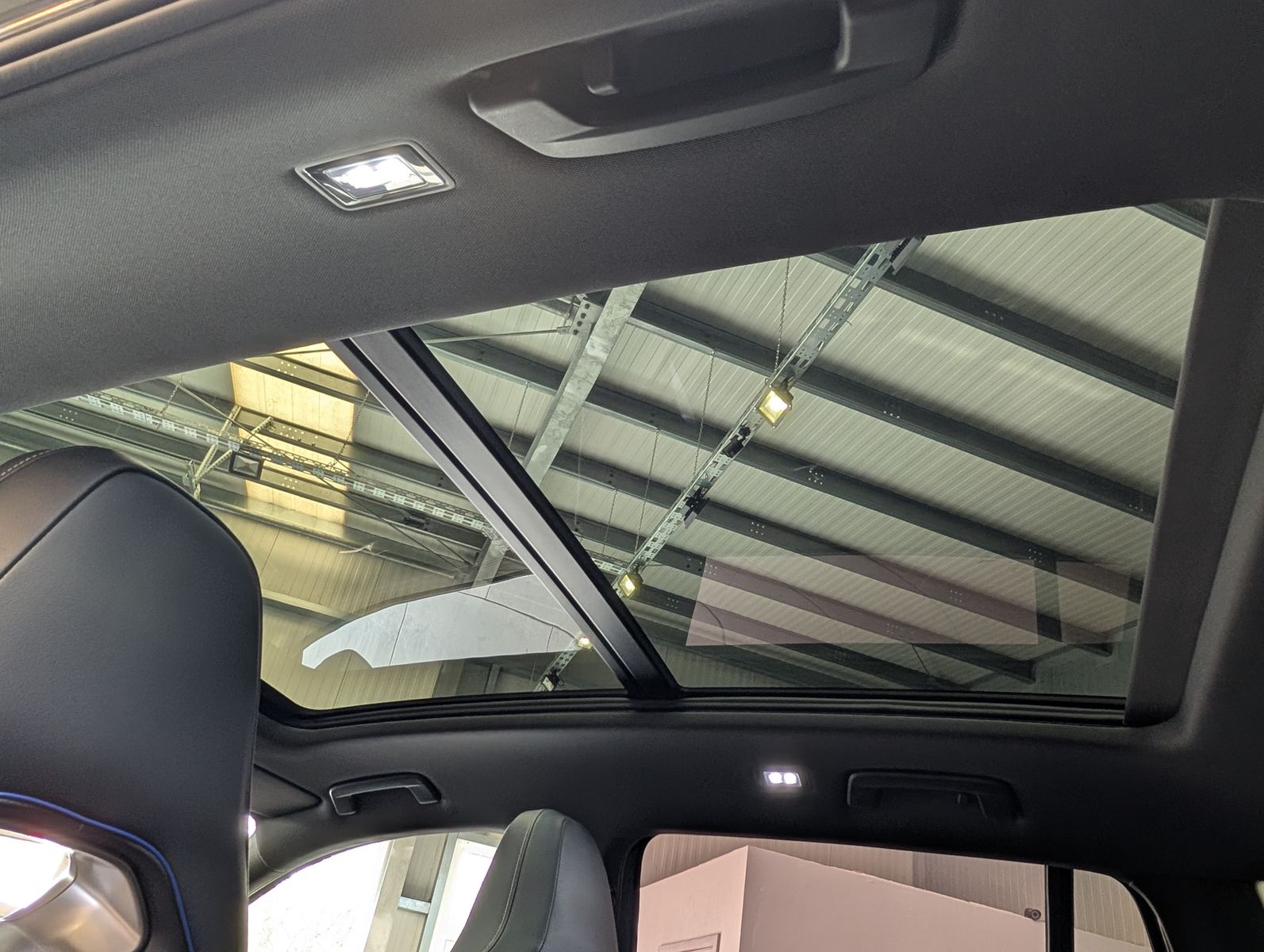 Photo du véhicule Volkswagen Tiguan 2.0TDI R-Line 4M Pano Black AHK Matrix 20