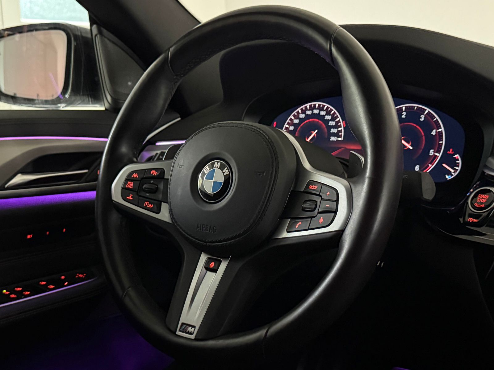 Fahrzeugabbildung BMW 640 d xDrive M SPORT/LED/AHK/HuD/PANO/ACC/H&K