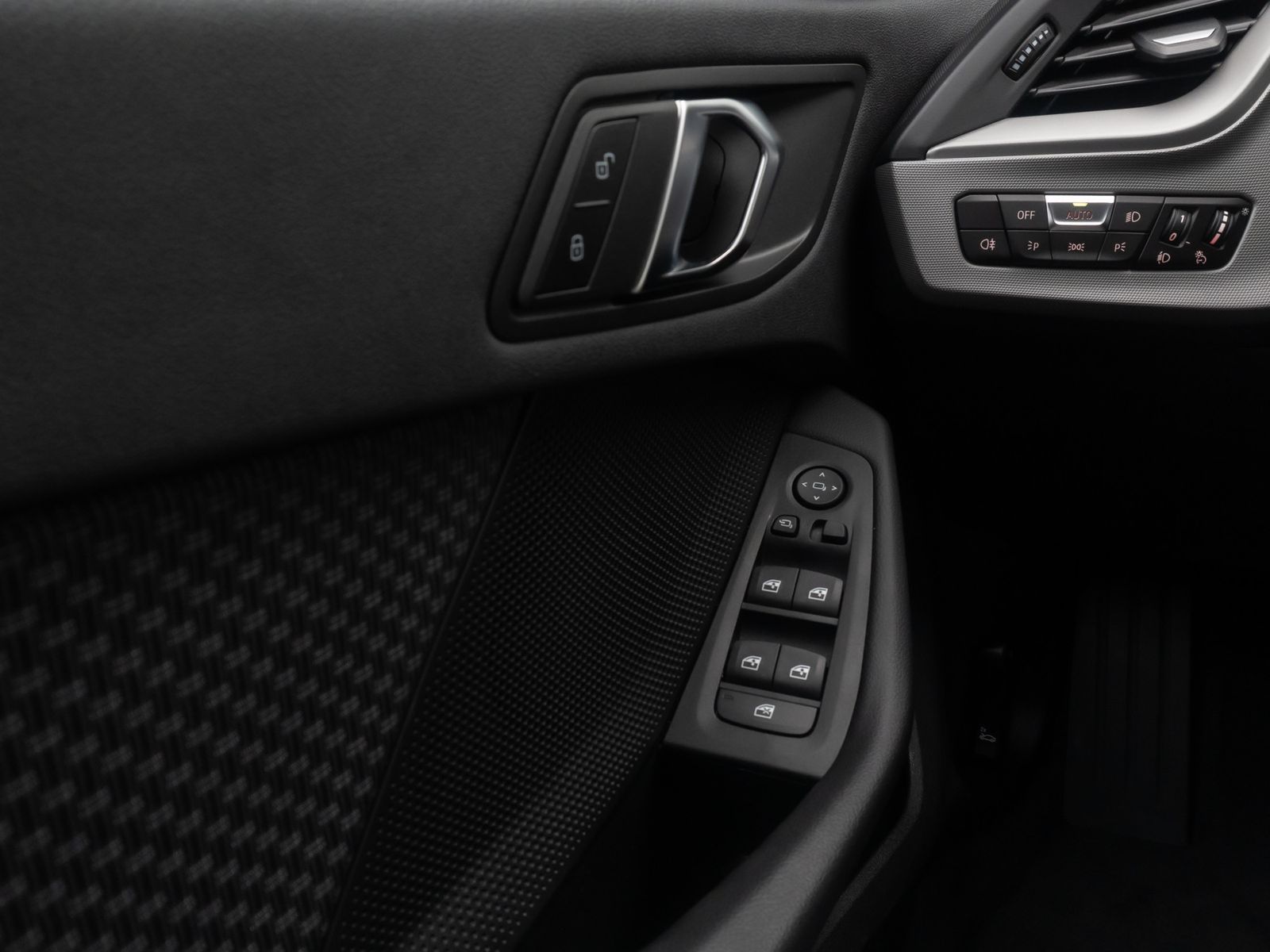 Fahrzeugabbildung BMW 118i GeschwindigReg DAB AHK DriveAs LED CockpitP