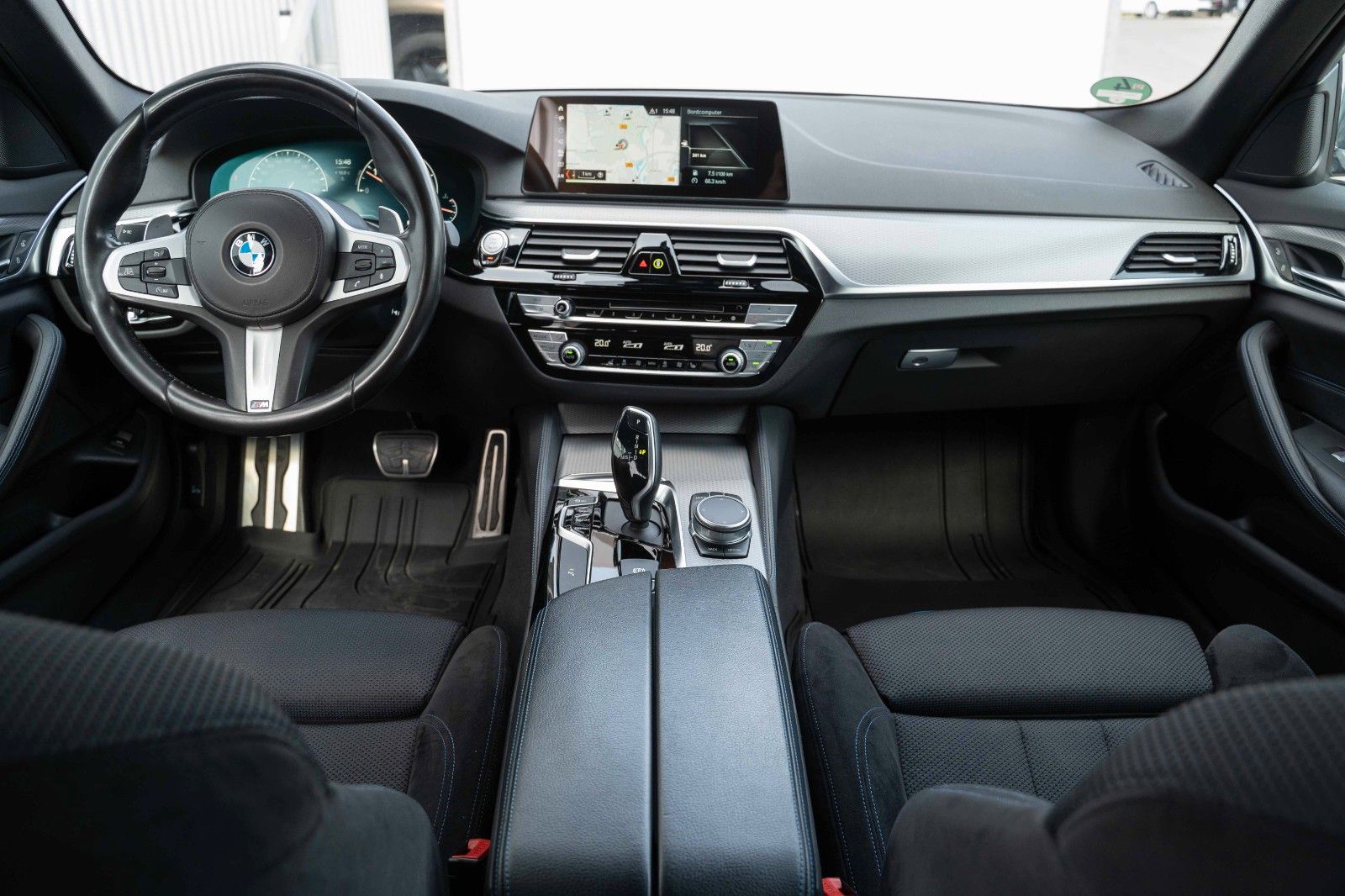 Fahrzeugabbildung BMW 520 D TOURUNG M SPORT LED SHADOW WLAN AHK PARKAS