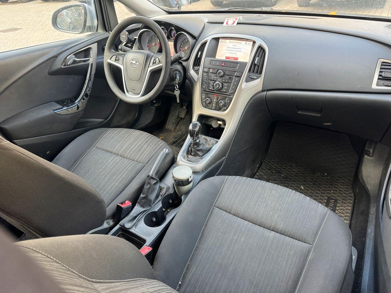 Opel Astra 2012 — photo 12