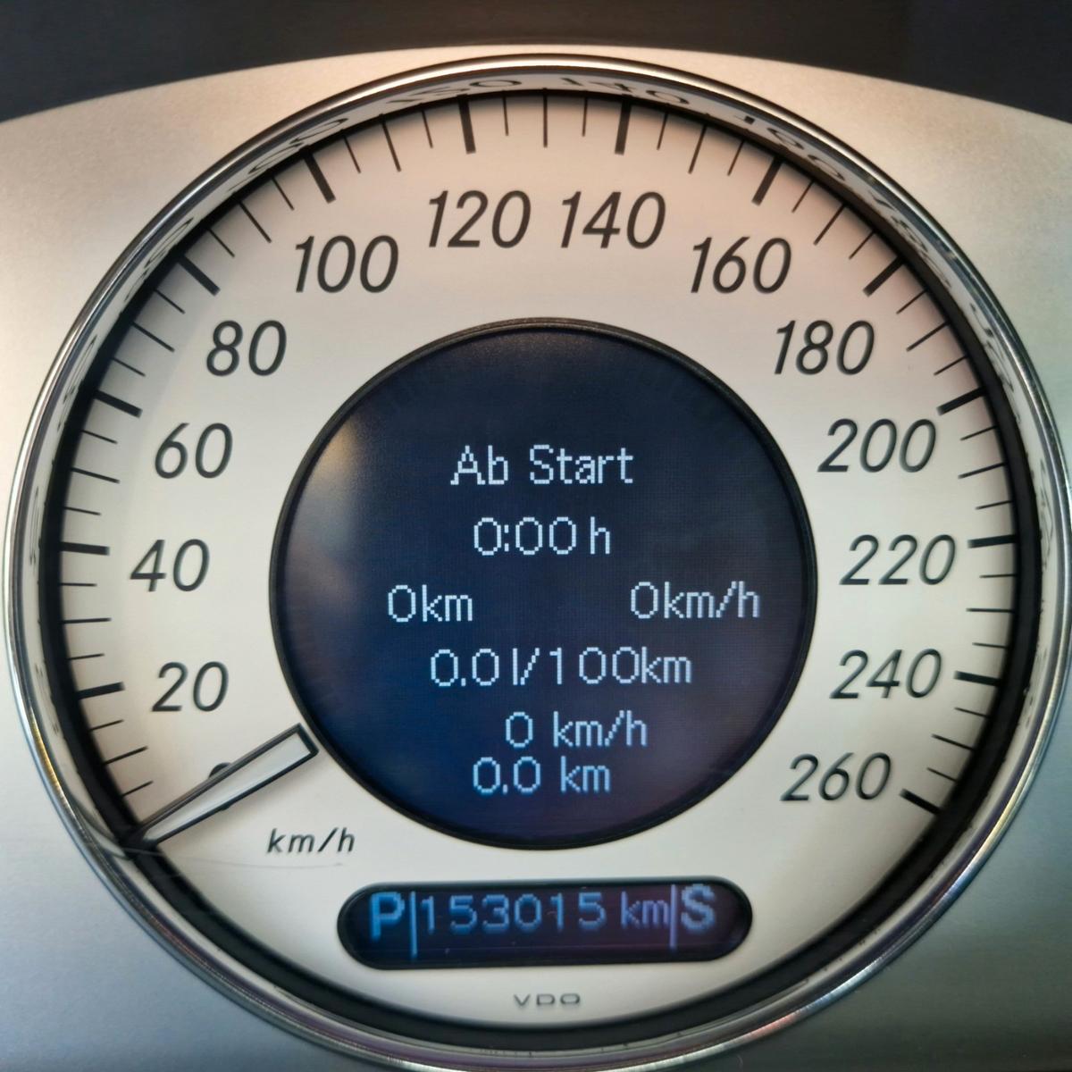 Mercedes-Benz E240 2004 — photo 13