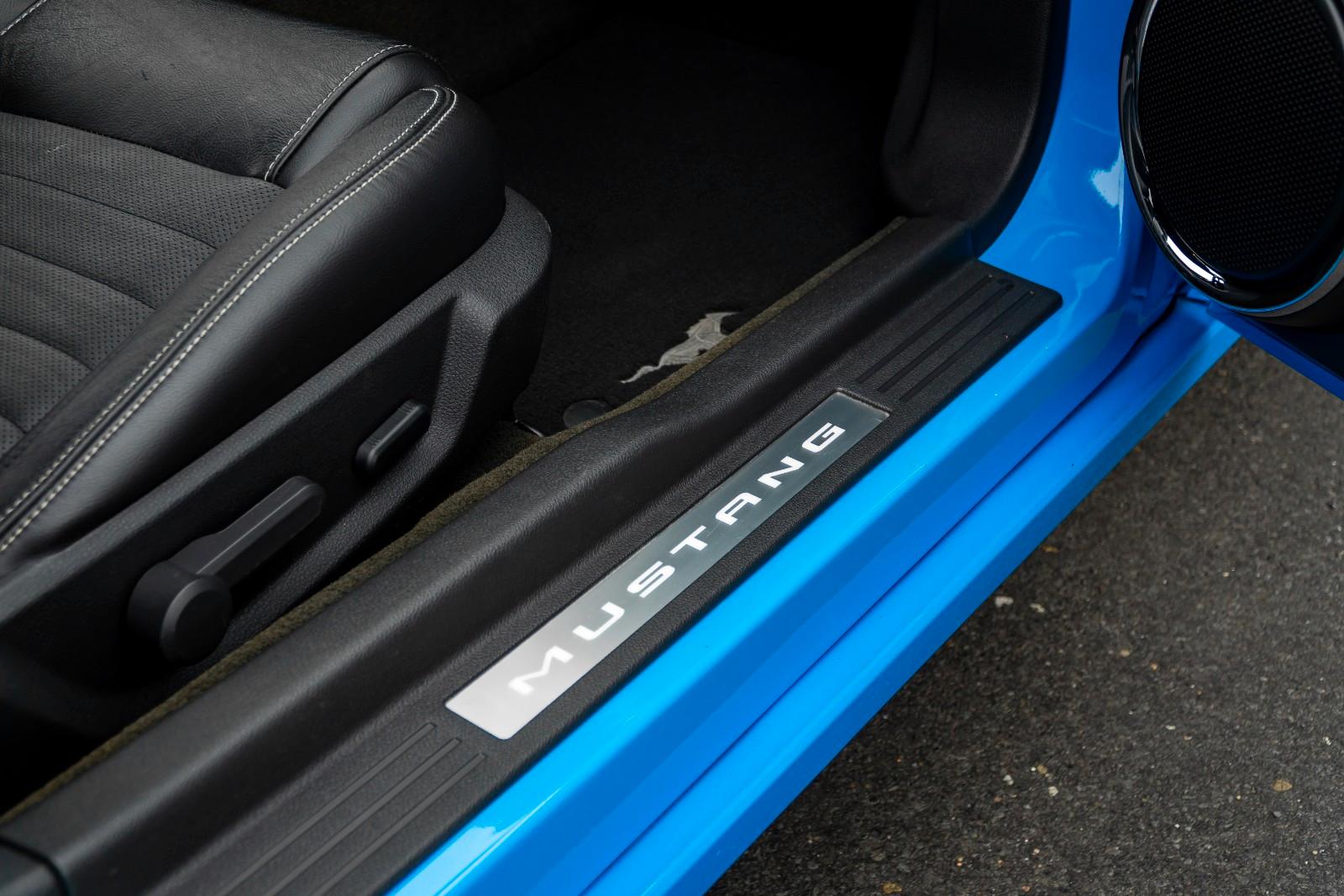 Ford Mustang V6 3,7 -KLIMA/SCHALT/LEDER/SHZ/XENON/R18