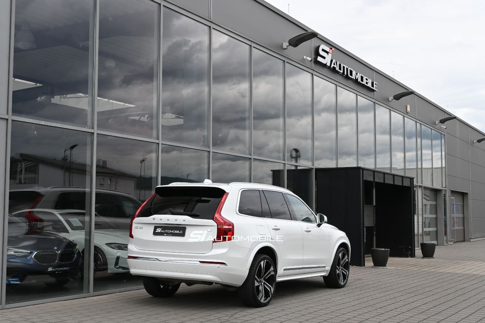 Fahrzeugabbildung Volvo XC90 T8 AWD Re Ultimate Bright °B&W°FOUR-C°VOLL!