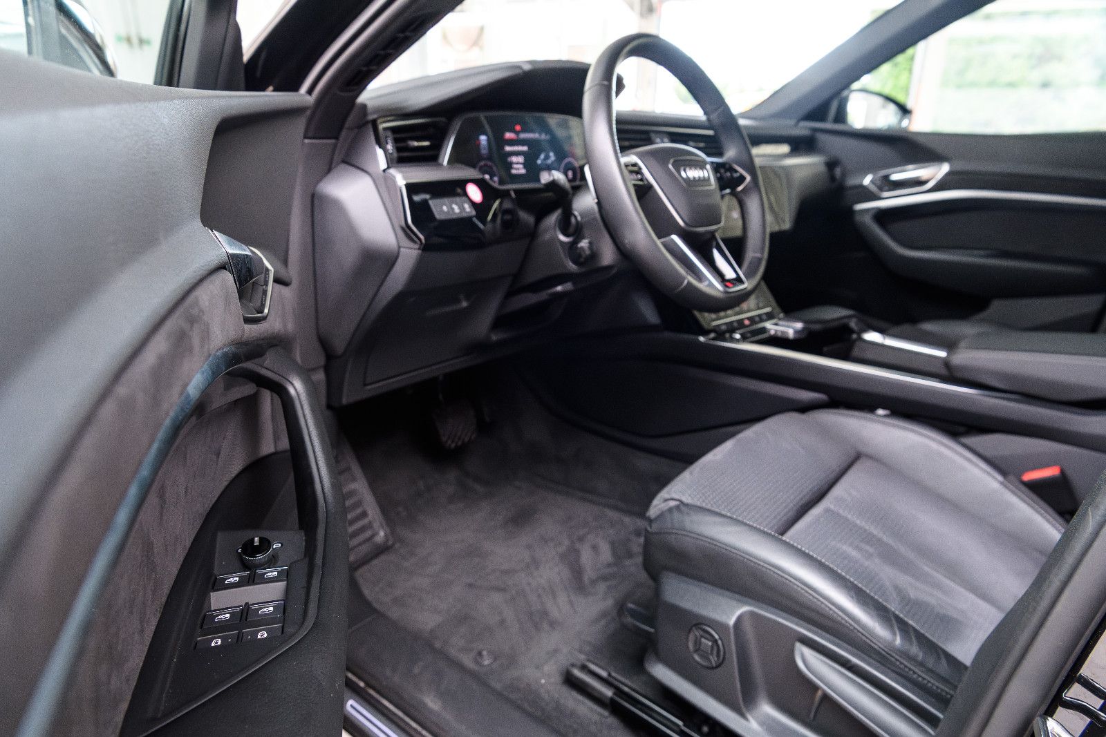 Fahrzeugabbildung Audi e-tron 50 quattro S line NAVI/SZH/LED/RFK