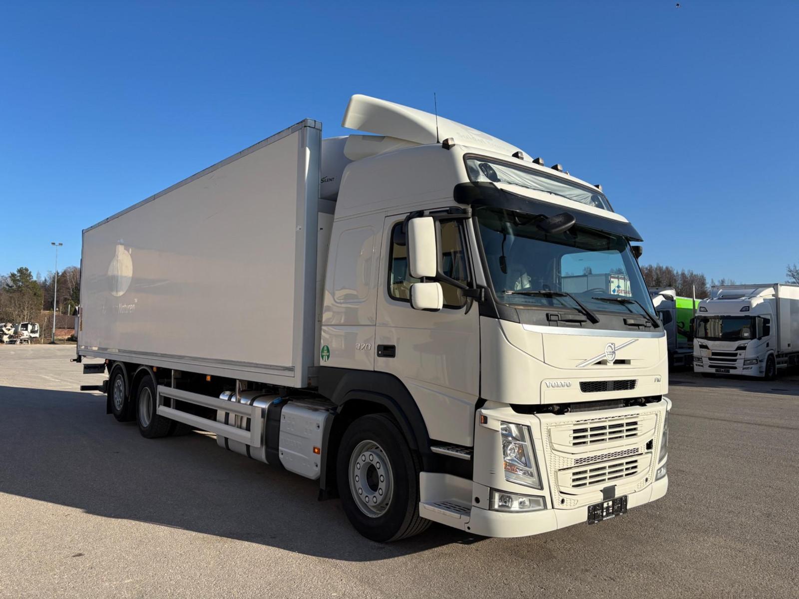 Volvo FM370 6x2*4 EURO6 + CARRIER SUPRA 950
