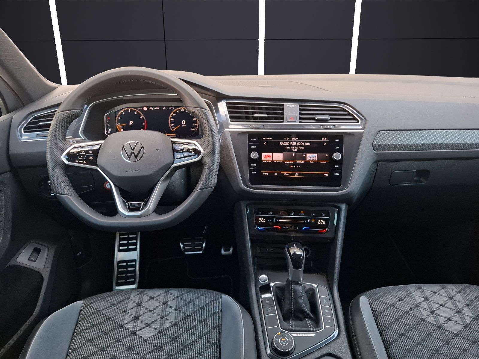 Fahrzeugabbildung Volkswagen Tiguan TSI R-Line DSG 4M STH Matrix AHK Navi Pan