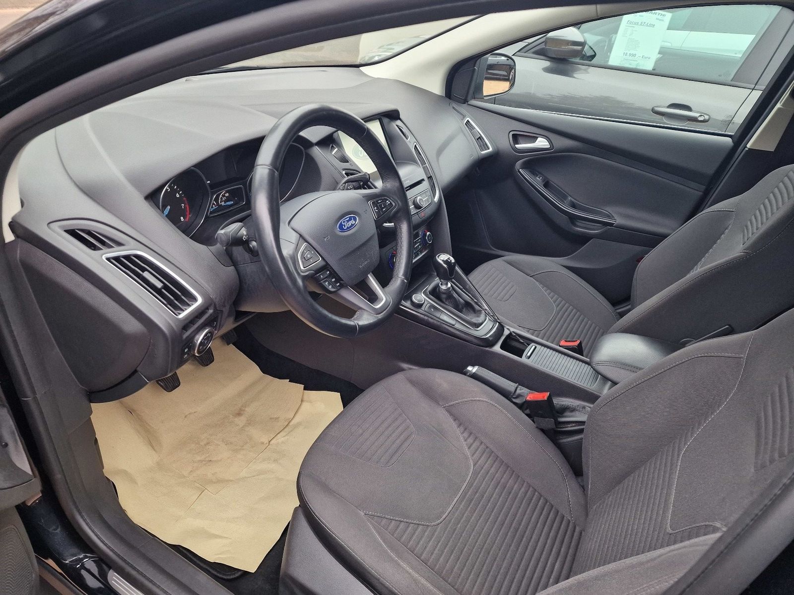 Fahrzeugabbildung Ford Focus Lim. Titanium, Navi,Winterpaket,PDC