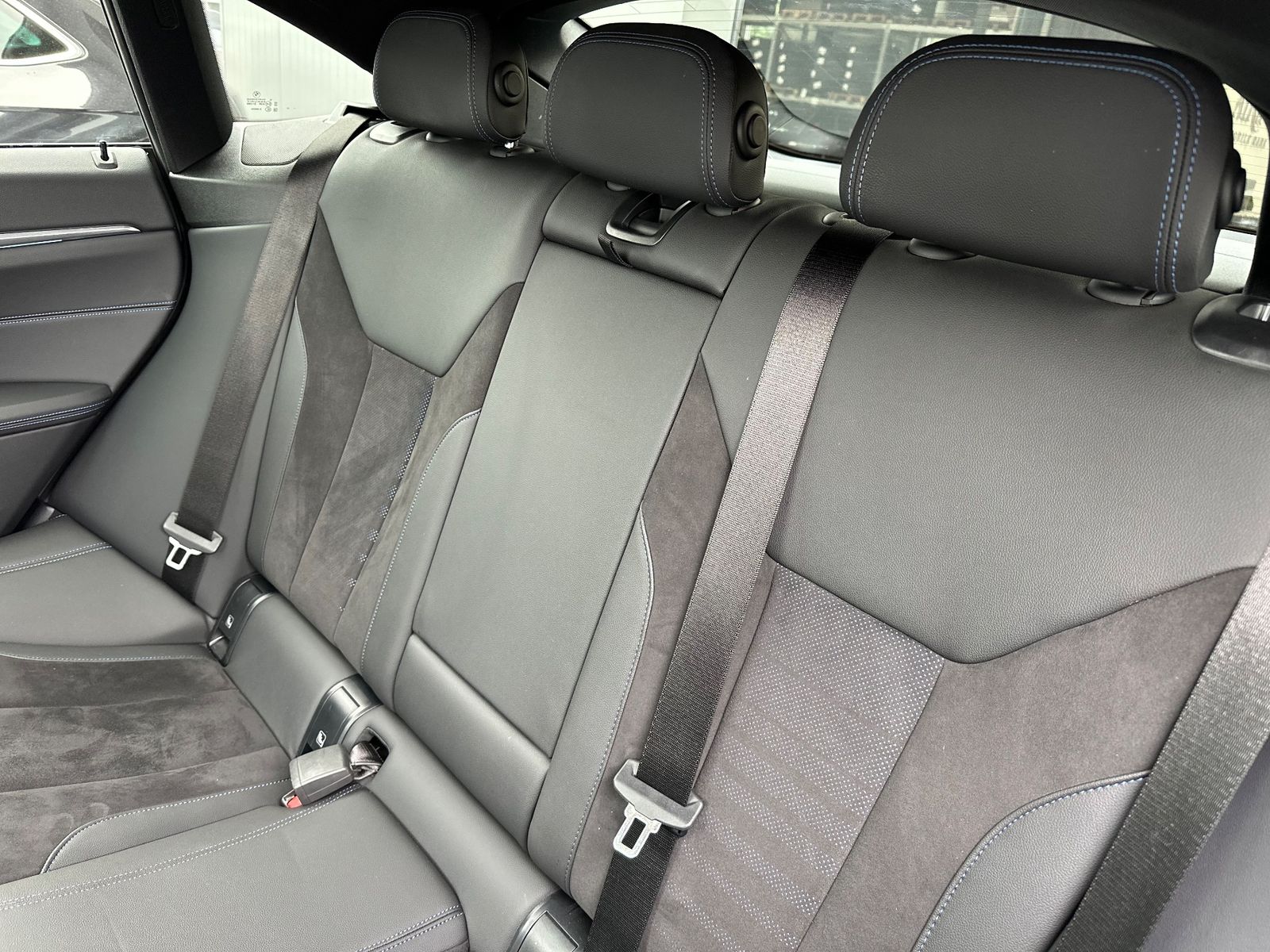 Fahrzeugabbildung BMW i4 eDrive40 Gran Coupé M-Sport NAV+LED+PANO+AHK