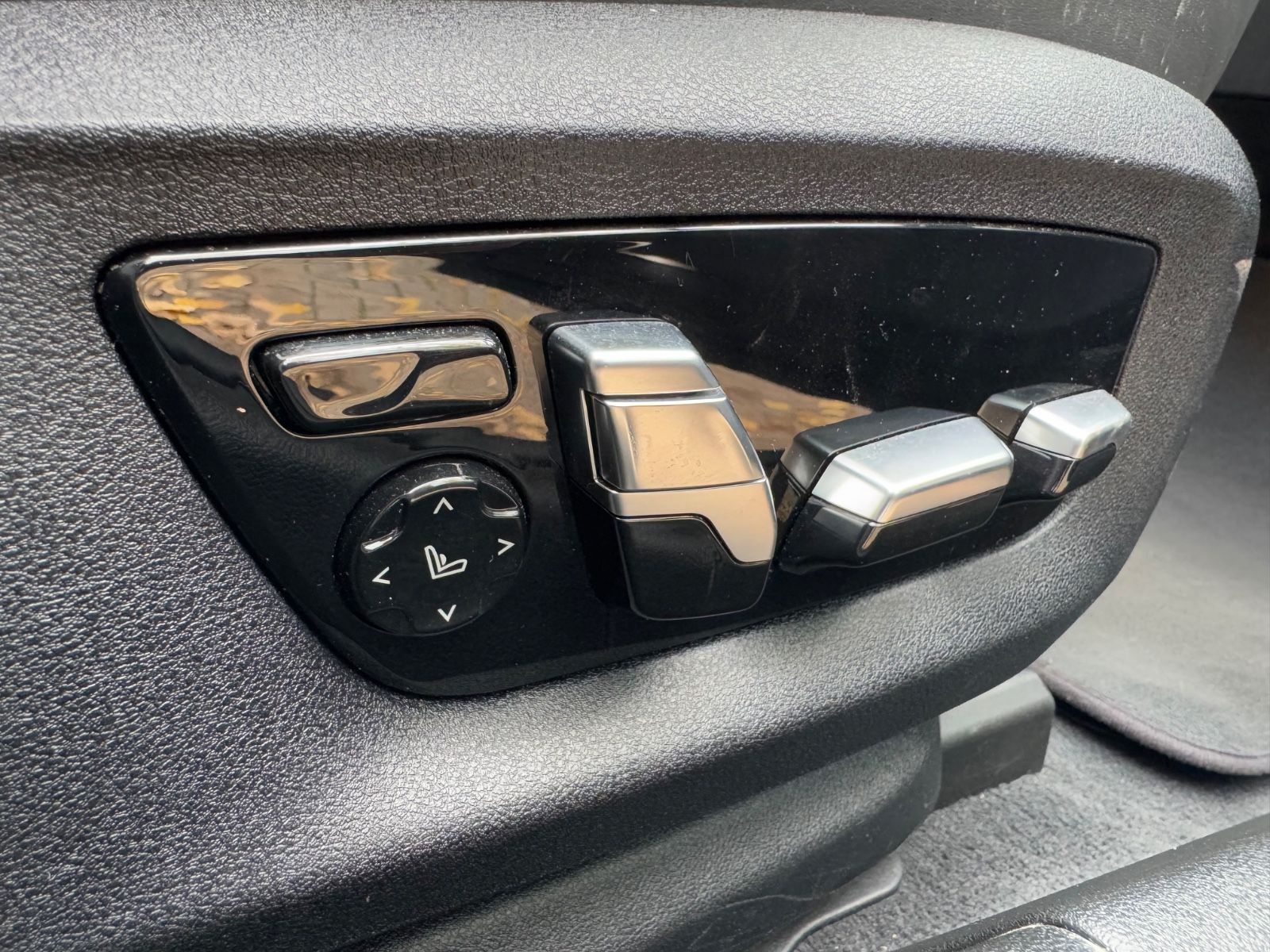 Fahrzeugabbildung BMW M5 Baureihe M5 Lim.*MASSAGE*CARBON*HEAD-UP*LED