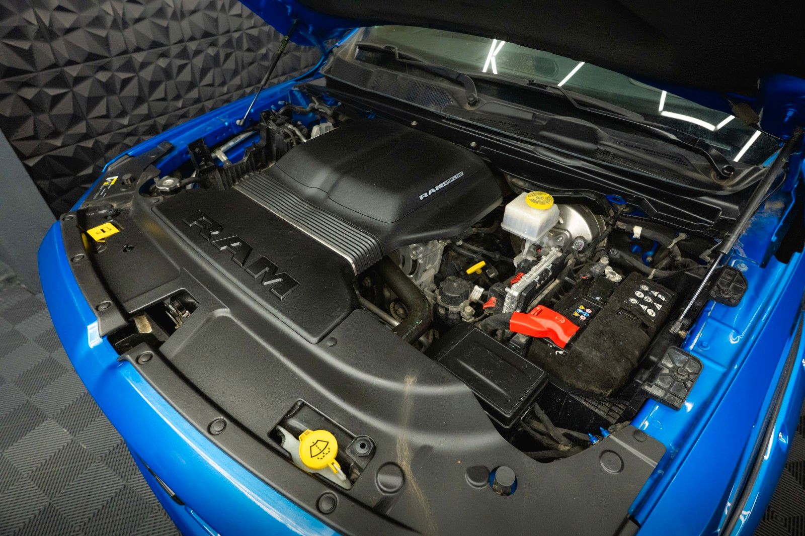 Fahrzeugabbildung Dodge RAM 5.7 V8 HEMI 4x4 NIGHT GT SPORT Night-Paket