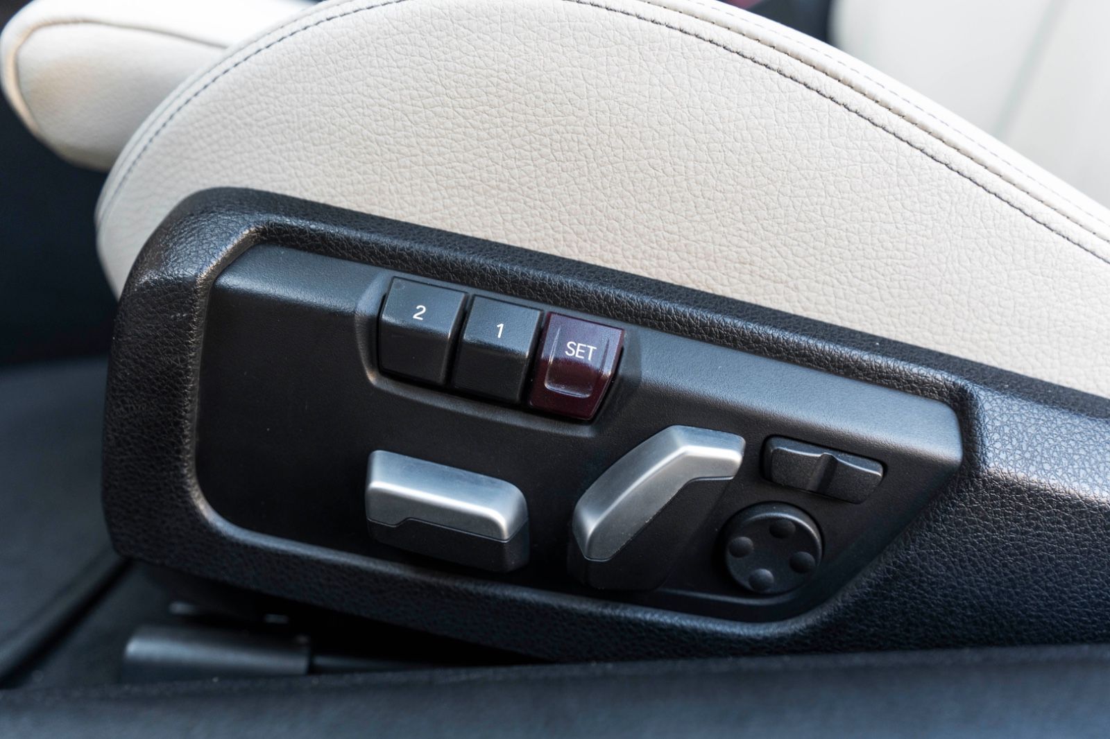 Fahrzeugabbildung BMW 430I Cabrio M-PERFORMANCE HUD H&K KAM CARPLAY