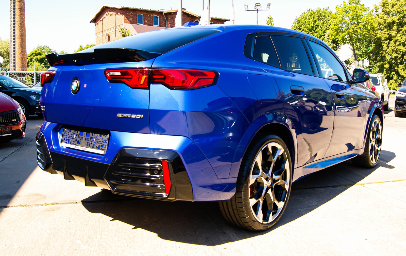 Fahrzeugabbildung BMW X2 20 i sDrive M Sport Pro IconicGlow Coral Rot