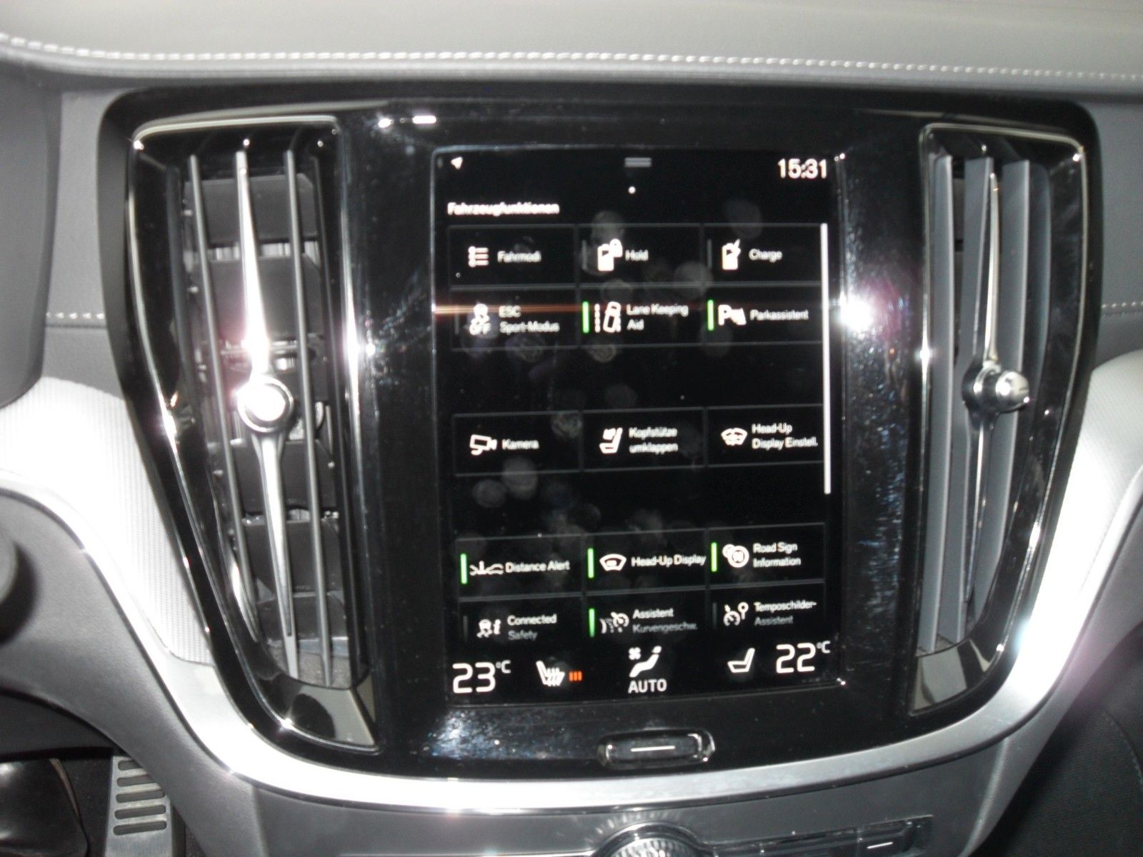 Fahrzeugabbildung Volvo V60 T8 R Design | AWD