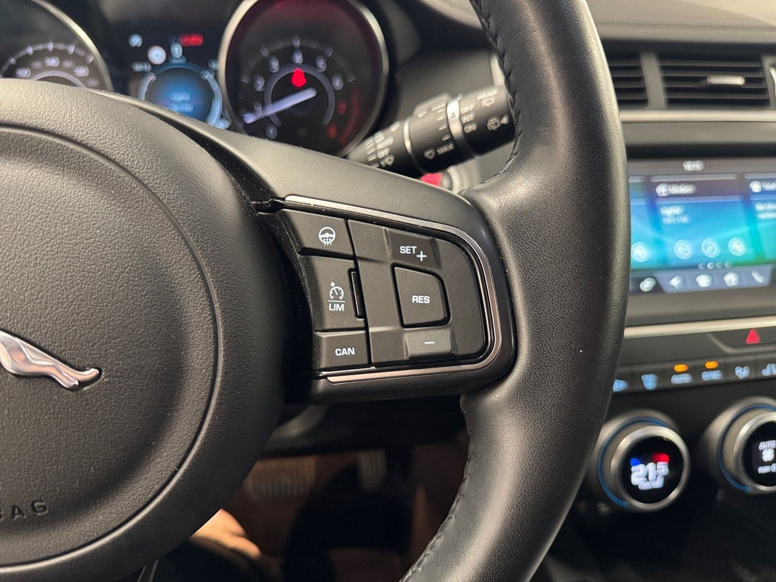Fahrzeugabbildung Jaguar E-PACE P200 SE AWD*ACC*LED*Navi*Memory*360°*PDC